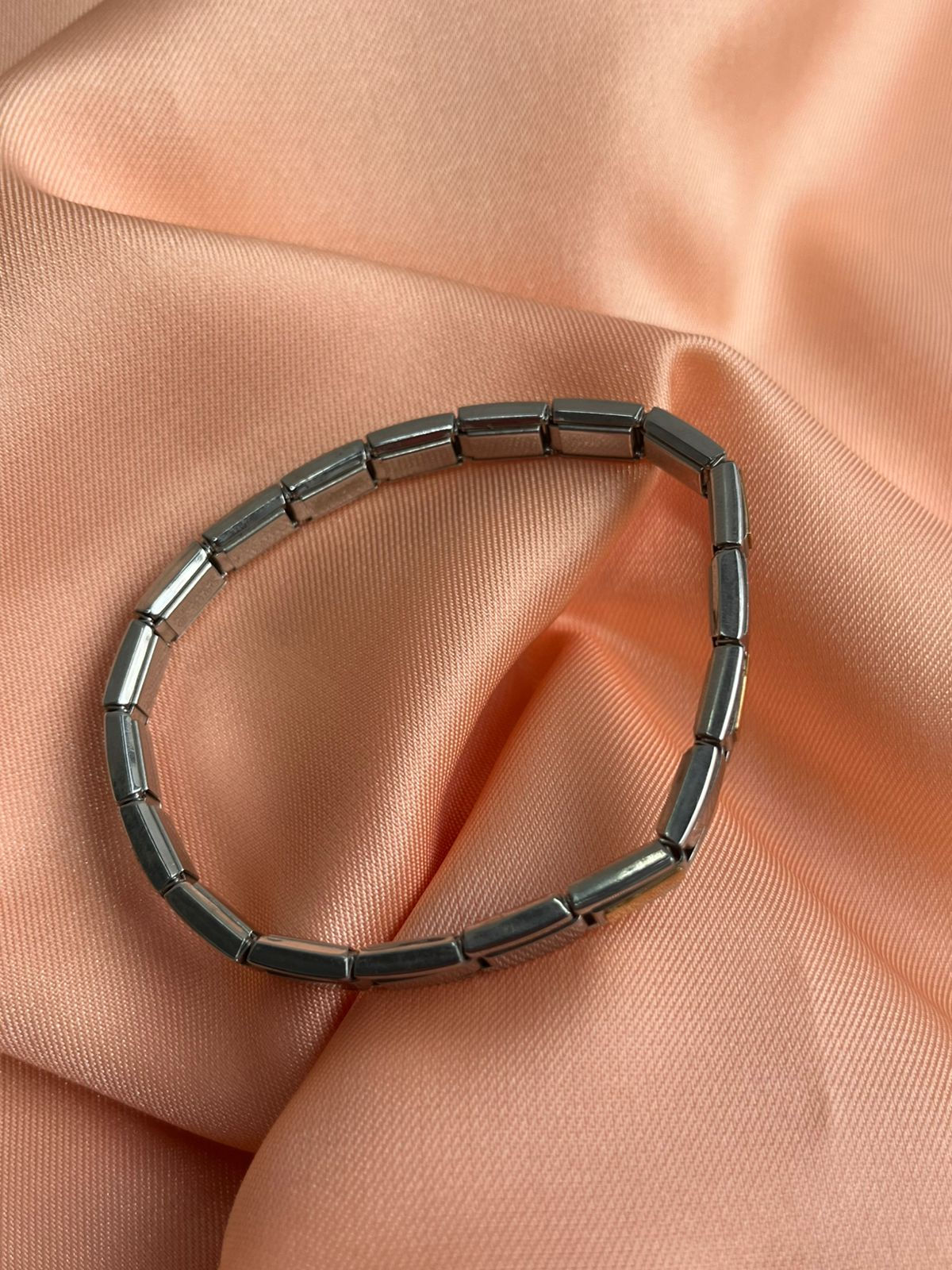 Pulseira em aço inox com pingentes personalizados