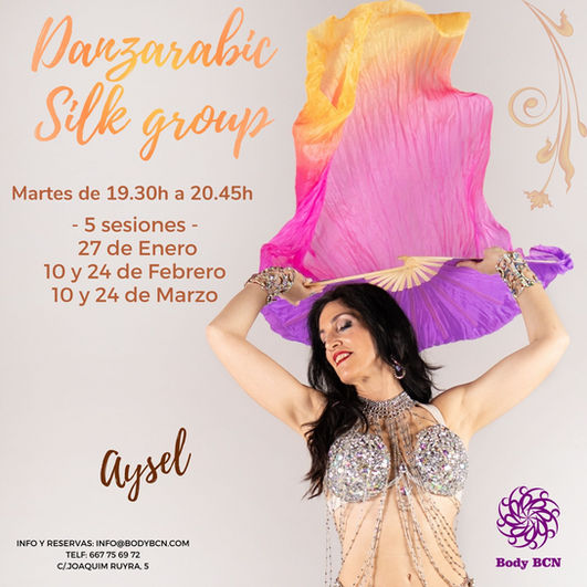 GRupo de danza oriental en barcelona que baila con un solo abanico de seda
