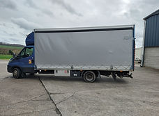 Camion avec hayon pour les livraisons