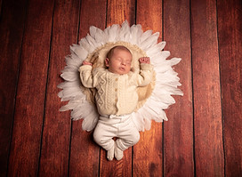 Séance photo nourrisson en studio – Décors minimalistes et bois naturel pour des souvenirs uniques