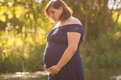 Séance photos grossesse dans la Sorgue avec Diane Souazé