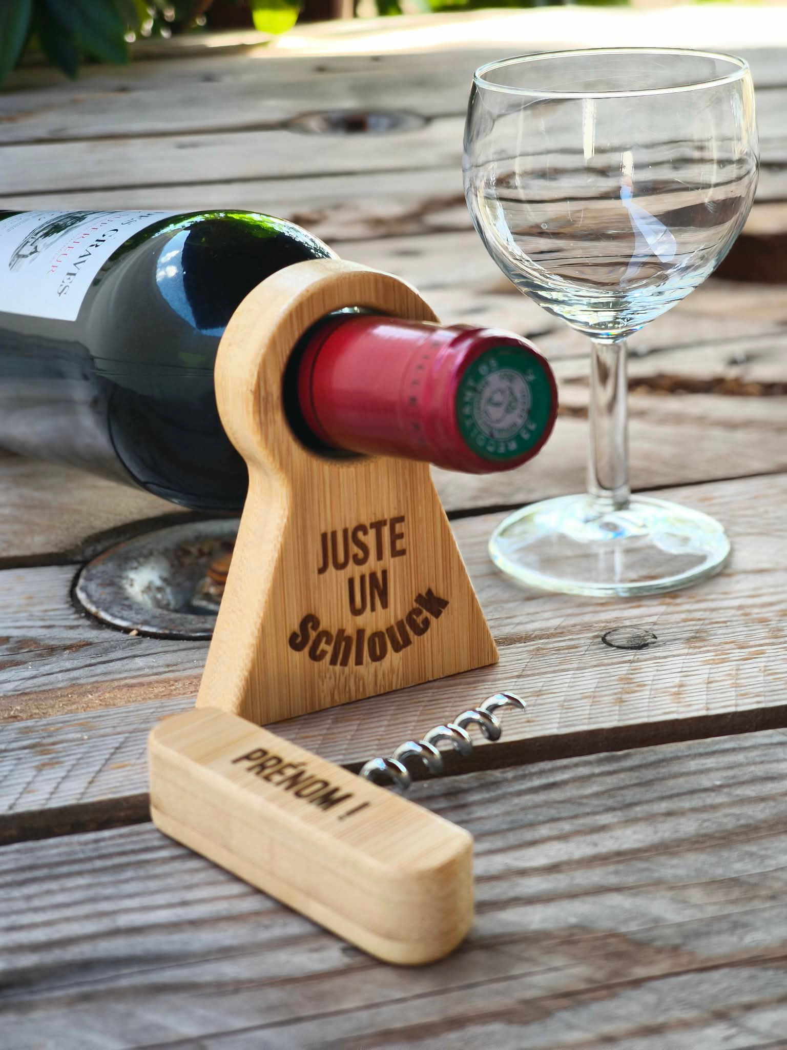 Tire-bouchon & porte-bouteille en bambou « Juste un Schlouck »