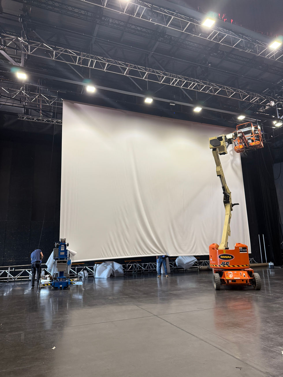 Installation d'un écran de projection sur une perche motorisée