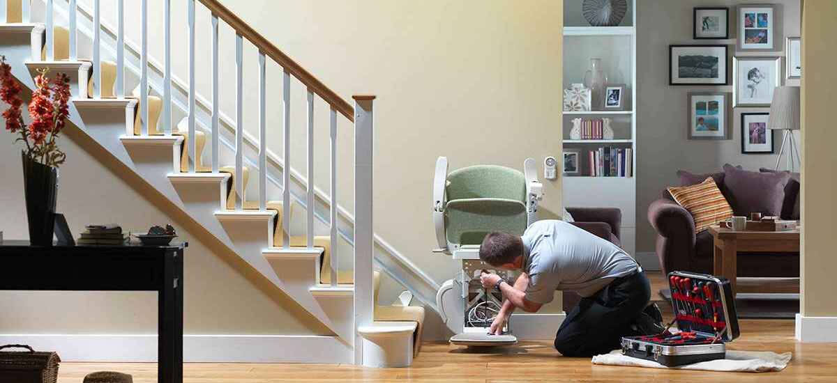 Sécurité d'un monte-escalier : ceinture, capteurs et batterie de secours à Saint-Nazaire et La Baule