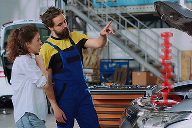 mechanic-pinpoints-car-issue-with-ar_edi