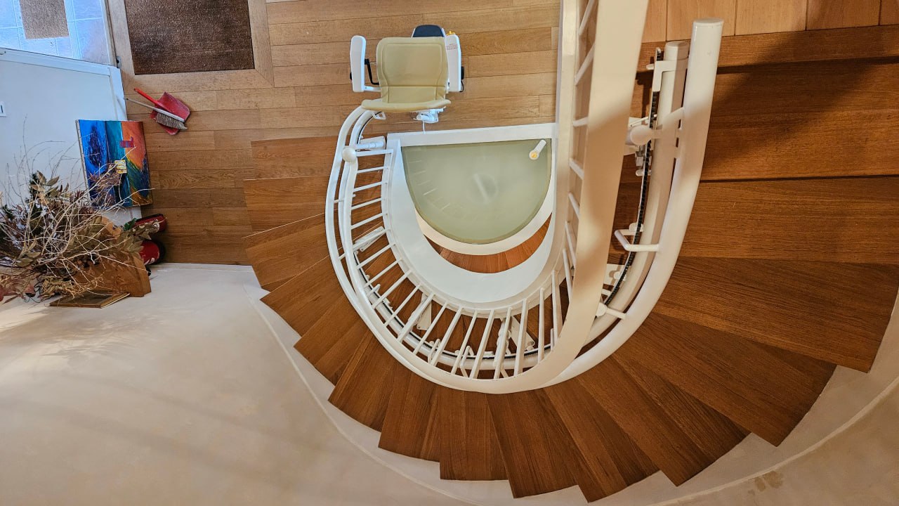 Monte-escalier courbé pour escalier tournant : rail sur-mesure à La Baule, Pornichet et Saint-Nazaire