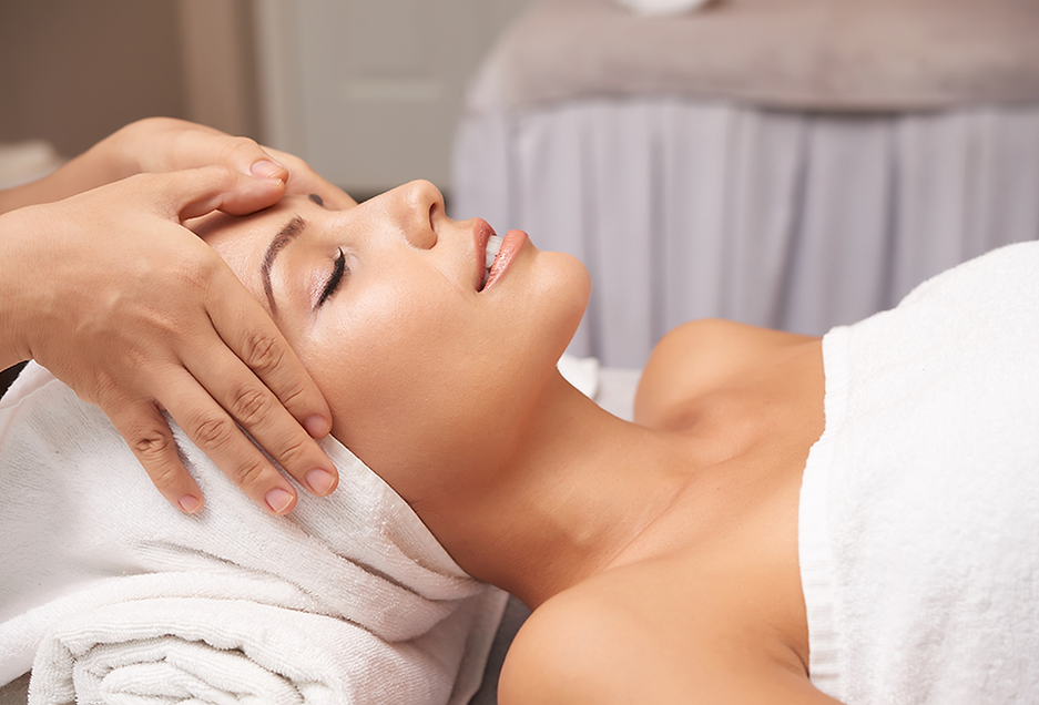 young-woman-having-anti-age-treatment-spa-salonas.png