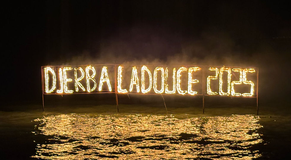 Lettres de feu sur la mer...