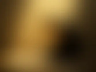 Homem ajoelhado em oração humilde representando a queda do orgulho e transformação espiritual