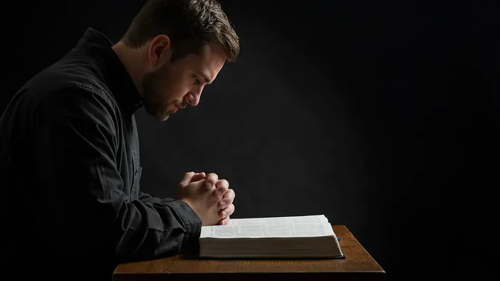 homem convertido orando biblia transformacao perseguidor irmao cristaos