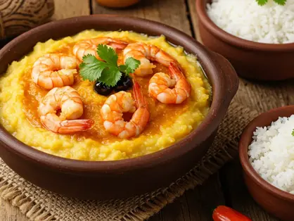 Prato de bobó de camarão cremoso com leite de coco e azeite de dendê servido em tigela rústica