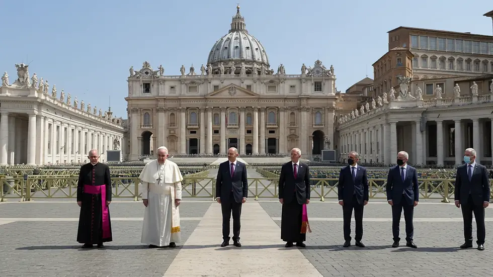 Papa Francisco cumprimentando líderes mundiais na Praça São Pedro com a Basílica ao fundo, simbolizando a influência da Igreja Católica na política global.