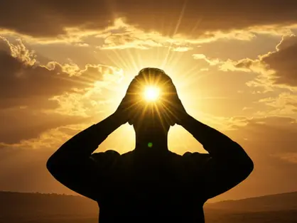 Homem cego tocando os olhos com luz divina representando enxergando com novos olhos transformação espiritual