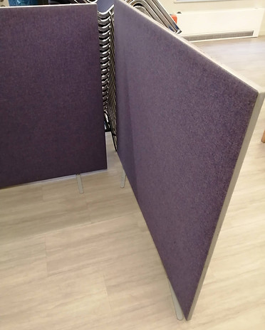 Partition with legs not correctly positioned