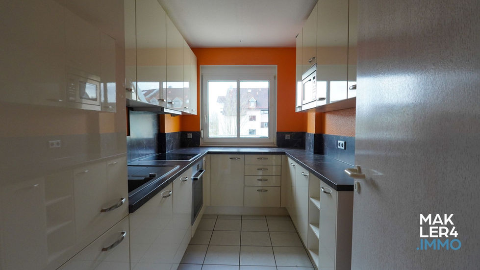 Großzügige 3,5-Zimmer-Dachgeschosswohnung in Schweinfurt-Eselshöhe mit ca. 101 m² Wohnfläche, Südwest-Balkon, moderner Einbauküche, Bad mit Dusche und Wanne sowie zwei Tiefgaragenstellplätzen. Helle Räume, durchdachte Raumaufteilung und ruhige Lage mit exzellenter Infrastruktur. Ideal für Paare, Familien und Homeoffice-Nutzer.