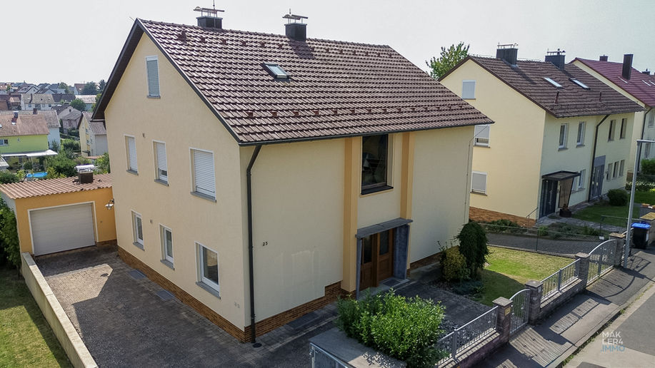 Außenbereich mit Zufahrt und Vorgarten des Hauses in Geldersheim