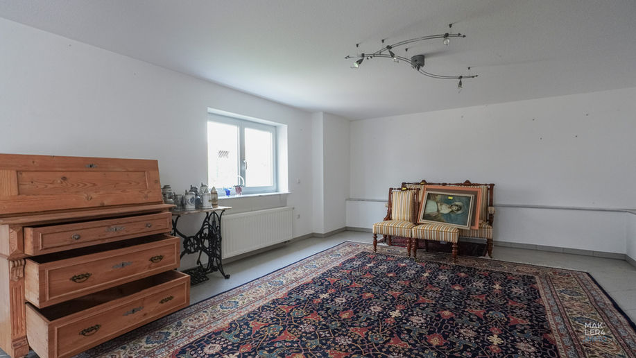 Weiterer Raum in der angebauten Nutzfläche mit Teppichboden und Fenster