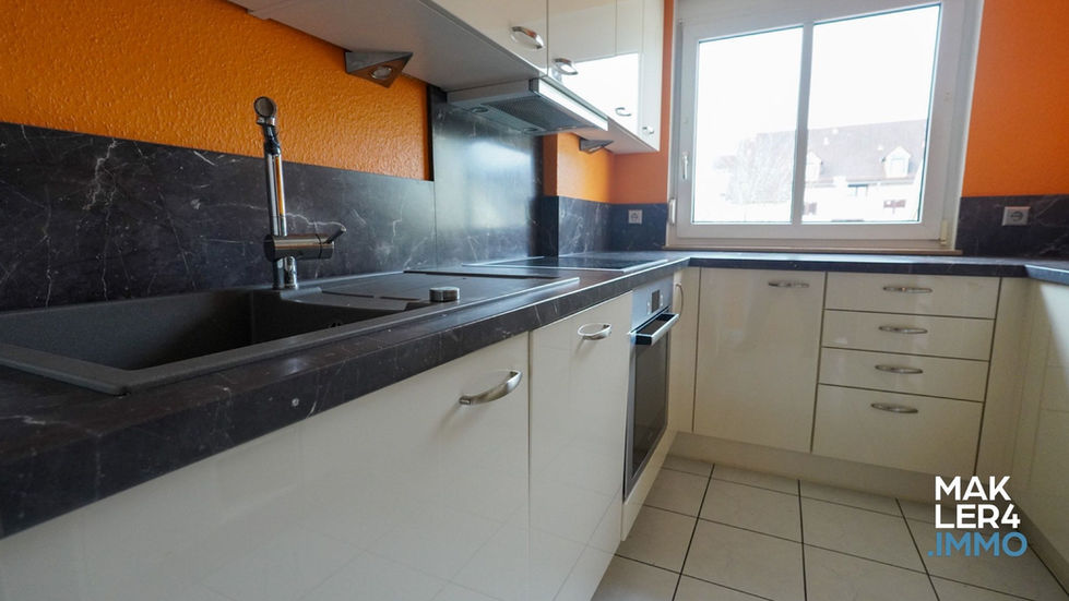 Großzügige 3,5-Zimmer-Dachgeschosswohnung in Schweinfurt-Eselshöhe mit ca. 101 m² Wohnfläche, Südwest-Balkon, moderner Einbauküche, Bad mit Dusche und Wanne sowie zwei Tiefgaragenstellplätzen. Helle Räume, durchdachte Raumaufteilung und ruhige Lage mit exzellenter Infrastruktur. Ideal für Paare, Familien und Homeoffice-Nutzer.