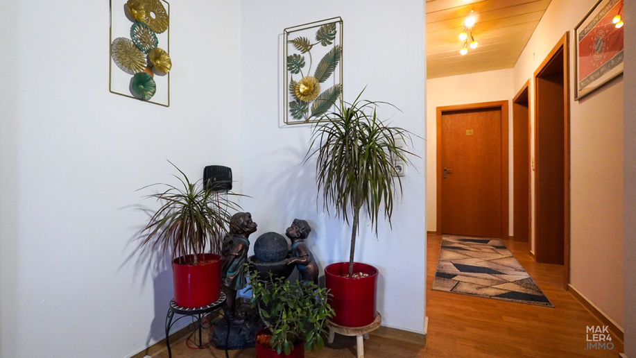 Flur mit Pflanzen und Zugang zu den Wohnräumen