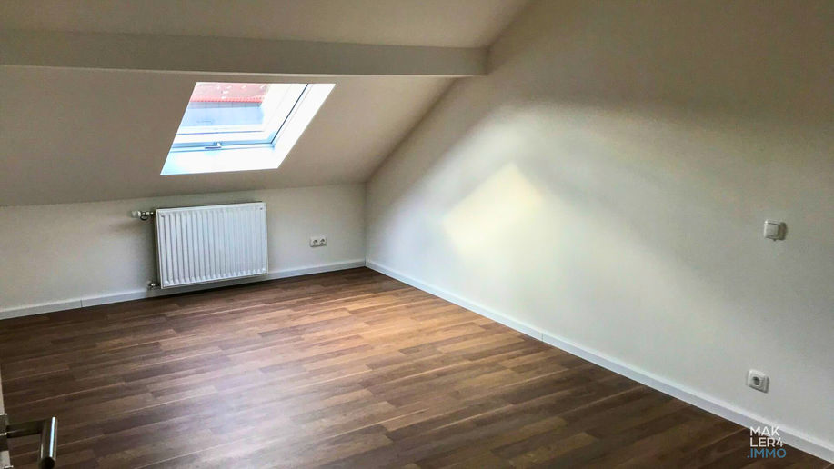 Heller Schlafraum mit Dachfenster – Dachgeschosswohnung