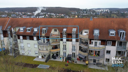 Großzügige 3,5-Zimmer-Dachgeschosswohnung in Schweinfurt-Eselshöhe mit ca. 101 m² Wohnfläche, Südwest-Balkon, moderner Einbauküche, Bad mit Dusche und Wanne sowie zwei Tiefgaragenstellplätzen. Helle Räume, durchdachte Raumaufteilung und ruhige Lage mit exzellenter Infrastruktur. Ideal für Paare, Familien und Homeoffice-Nutzer.