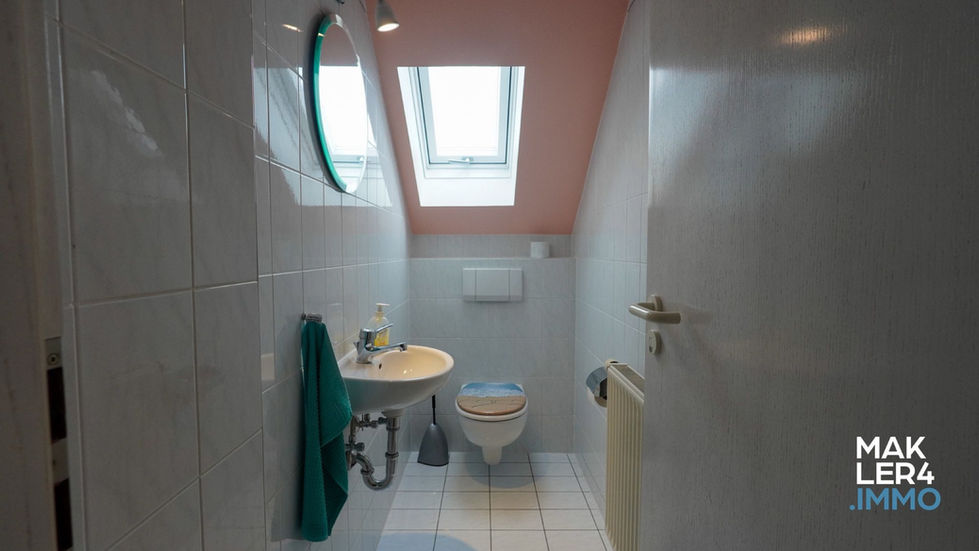 Großzügige 3,5-Zimmer-Dachgeschosswohnung in Schweinfurt-Eselshöhe mit ca. 101 m² Wohnfläche, Südwest-Balkon, moderner Einbauküche, Bad mit Dusche und Wanne sowie zwei Tiefgaragenstellplätzen. Helle Räume, durchdachte Raumaufteilung und ruhige Lage mit exzellenter Infrastruktur. Ideal für Paare, Familien und Homeoffice-Nutzer.