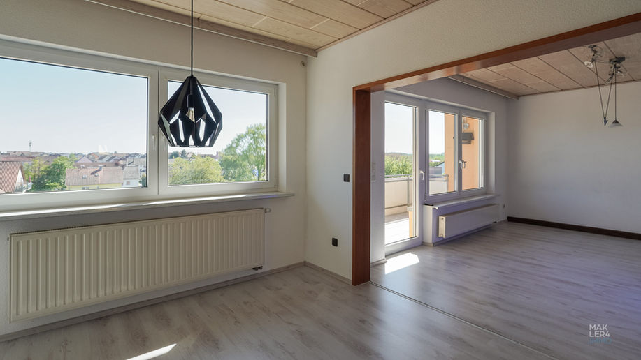 Heller Wohn- und Essbereich im Obergeschoss mit großer Fensterfront