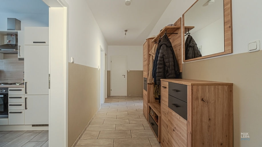 Flur der 3-Zimmer-Mansardwohnung mit Blick zur separaten Küche und großzügigem Eingangsbereich
