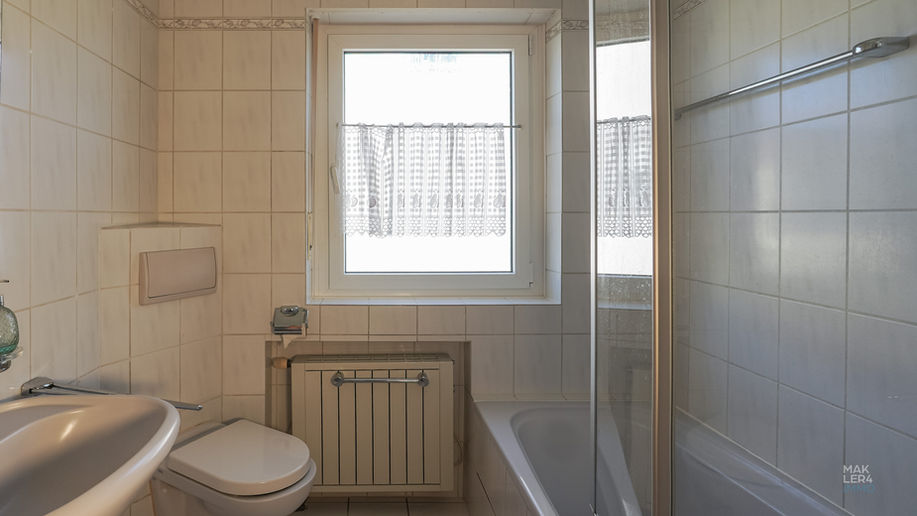 Badezimmer im Obergeschoss mit Badewanne und Fenster