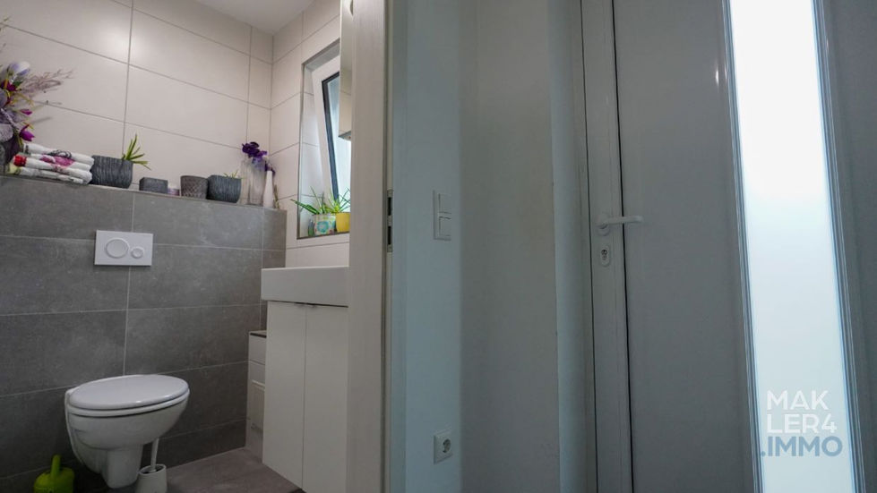 Praktisches Gäste-WC im Erdgeschoss des Reihenhauses