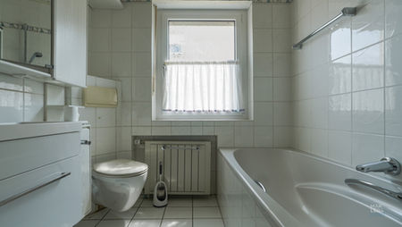 Badezimmer im Obergeschoss mit Badewanne und Fenster