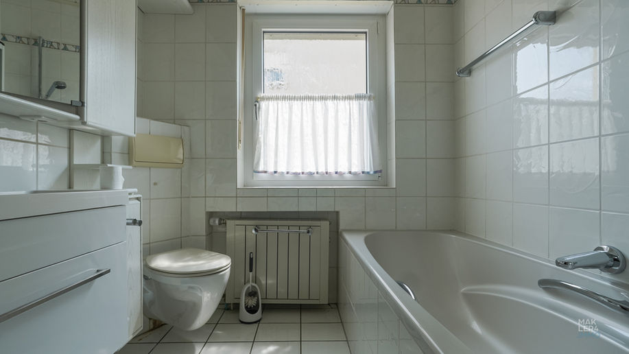 Badezimmer im Obergeschoss mit Badewanne und Fenster