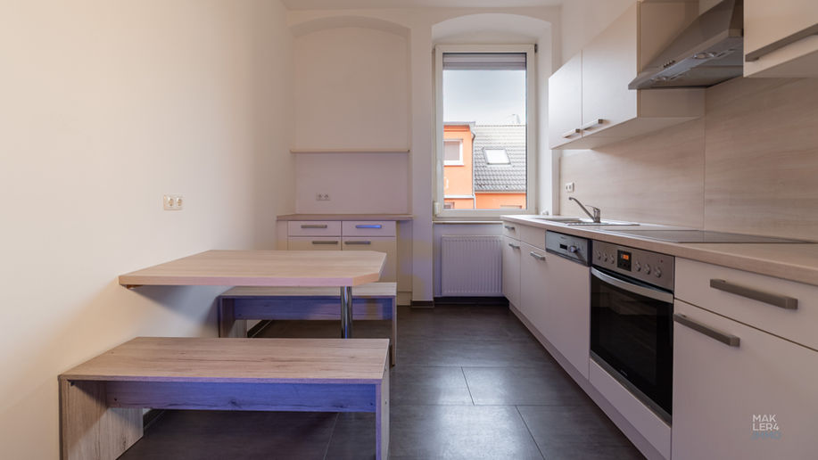 Küche mit Essplatz, Fenster und Einbauküche in einer Wohnung in Schweinfurt