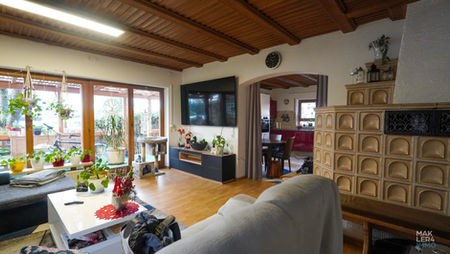 Wohn und Essbereich mit Holzdecke und Fensterfront