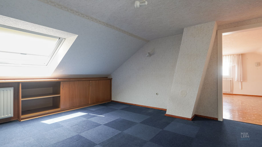 Dachgeschossraum mit Dachfenster und zusätzlicher Nutzfläche