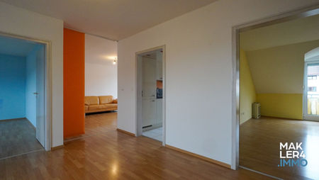 Großzügige 3,5-Zimmer-Dachgeschosswohnung in Schweinfurt-Eselshöhe mit ca. 101 m² Wohnfläche, Südwest-Balkon, moderner Einbauküche, Bad mit Dusche und Wanne sowie zwei Tiefgaragenstellplätzen. Helle Räume, durchdachte Raumaufteilung und ruhige Lage mit exzellenter Infrastruktur. Ideal für Paare, Familien und Homeoffice-Nutzer.