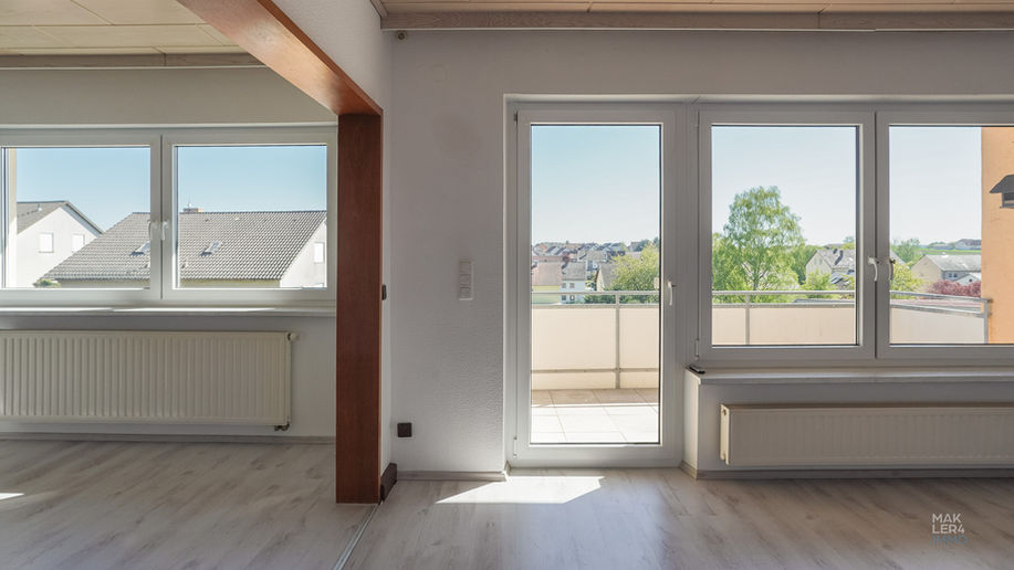Wohnbereich im Obergeschoss mit Balkonzugang im Zweifamilienhaus in Geldersheim