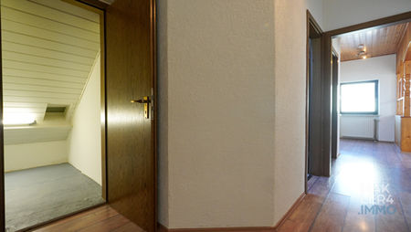 Gemütliches Dachgeschoss-Apartment im Landhausstil in Hoppachshof, Üchtelhausen, angeboten von makler4.immo. Die 3-Zimmer-Wohnung mit ca. 65 m² verfügt über einen großzügigen Wohn- und Essbereich mit Dachschrägen, eine offene Küche mit allen notwendigen Elektrogeräten, ein Schlafzimmer, ein flexibel nutzbares weiteres Zimmer sowie ein Badezimmer mit Badewanne. Helle Räume, warme Holzverkleidungen und eine ruhige Lage in ländlicher Umgebung machen diese Wohnung zur idealen Rückzugsmöglichkeit für Singles oder Paare.