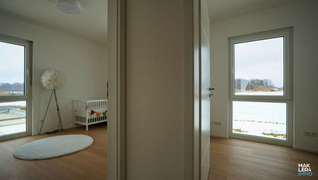 Helles Zimmer im Obergeschoss mit großen Fenstern und freiem Ausblick