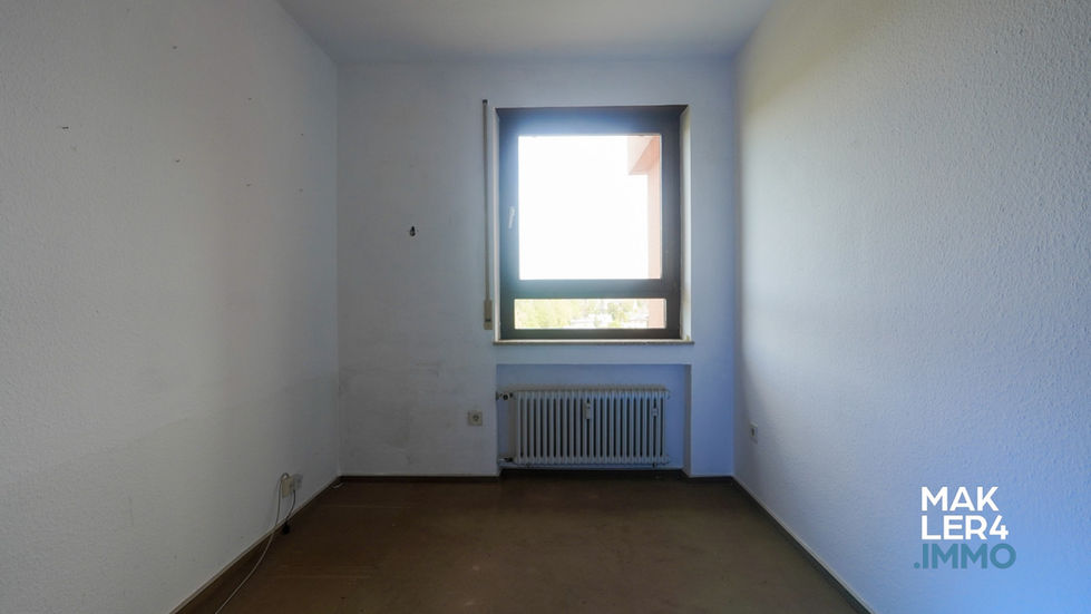 Kleiner, rechteckiger Raum mit Fenster und Heizkörper, geeignet als Arbeits- oder Abstellraum, MAKLER4.IMMO Logo unten rechts.
