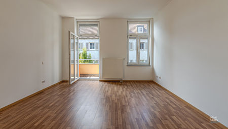 Heller Wohnbereich der Eigentumswohnung in Schweinfurt mit Zugang zum Balkon