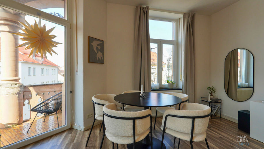 Essbereich am Fenster mit rundem Tisch, Balkonzugang und Blick nach draußen
