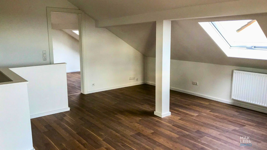 Offener Wohnraum mit sichtbaren Balken – Dachgeschosswohnung