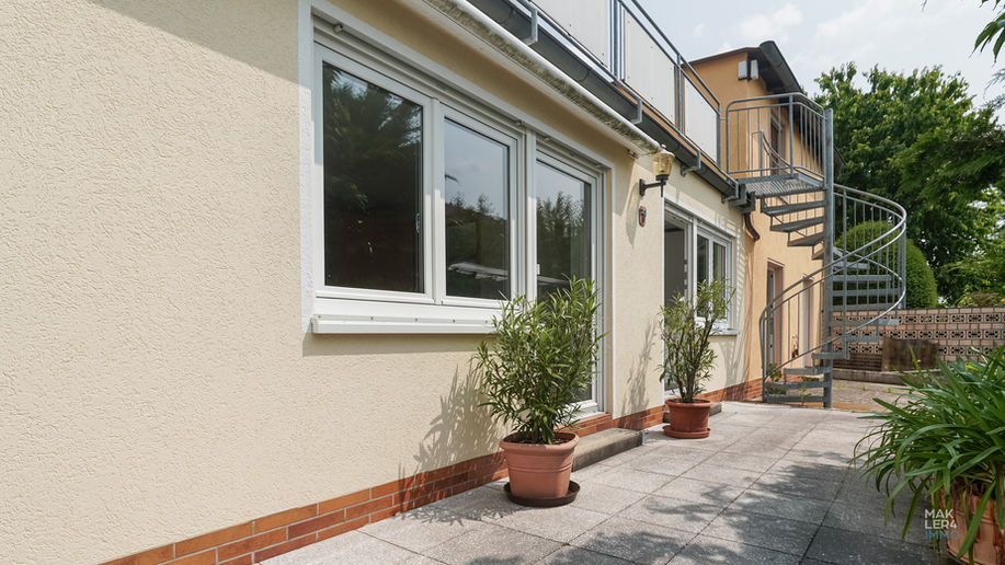 Terrassenansicht im Untergeschoss mit Zugang zur angebauten Nutzfläche