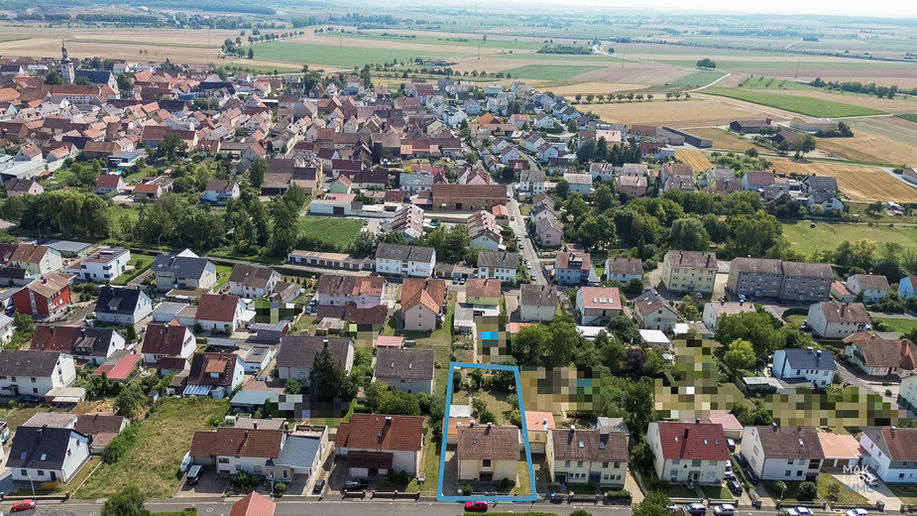 Luftbild des Grundstücks mit markierter Grundstücksfläche in Geldersheim