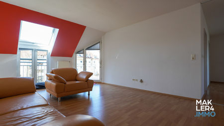 Großzügige 3,5-Zimmer-Dachgeschosswohnung in Schweinfurt-Eselshöhe mit ca. 101 m² Wohnfläche, Südwest-Balkon, moderner Einbauküche, Bad mit Dusche und Wanne sowie zwei Tiefgaragenstellplätzen. Helle Räume, durchdachte Raumaufteilung und ruhige Lage mit exzellenter Infrastruktur. Ideal für Paare, Familien und Homeoffice-Nutzer.