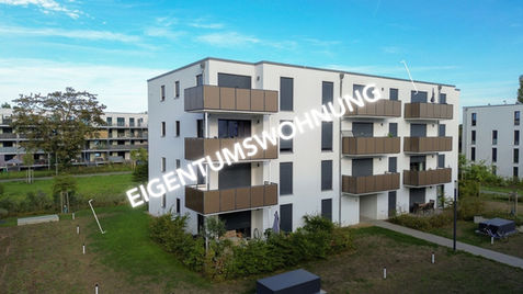 Moderne Eigentumswohnung in einem neuwertigen Mehrfamilienhaus mit großzügigen Balkonen und ruhiger Lage im Grünen.