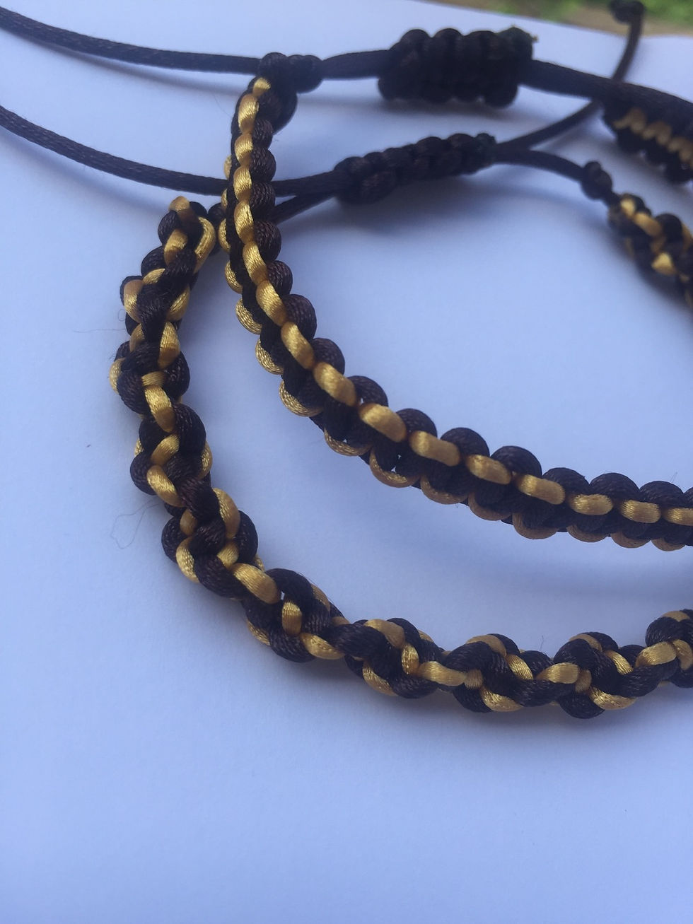 Thumbnail: les 2 bracelets torsadés macramé