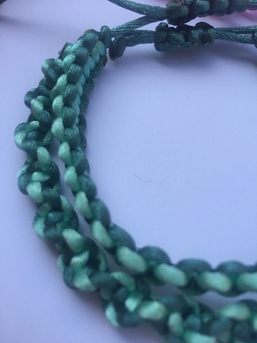 Thumbnail: les 2 bracelets torsadés macramé
