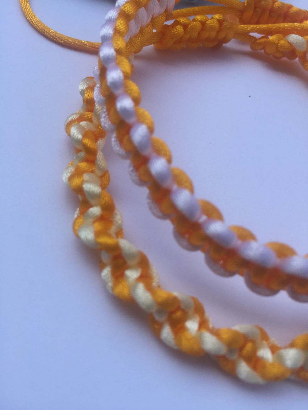 Thumbnail: les 2 bracelets torsadés macramé